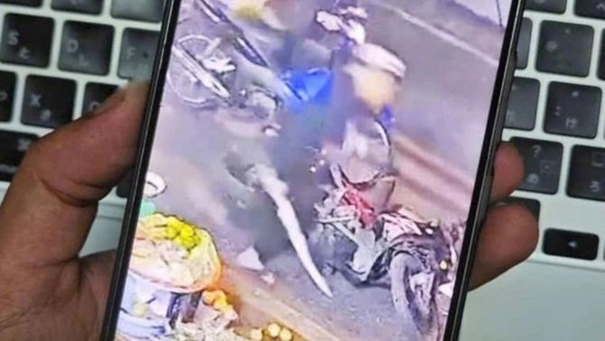TP.HCM: Camera ghi cảnh nhóm thanh niên mang hung khí rượt đuổi, đập phá xe máy lúc 3 giờ sáng