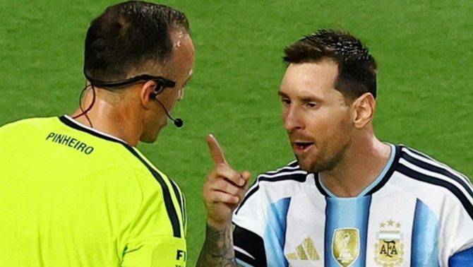 Messi nổi nóng chỉ thẳng mặt trọng tài người Bồ Đào Nha, hé lộ câu nói bằng tiếng Tây Ban Nha của M10