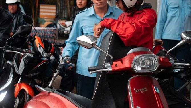 Giá xăng dầu sáng nay 15/7: Dự báo E10 RON95 và E5 RON92 giảm về 17.000 đồng vào ngày mai, giá đầy bình xe máy Piaggio