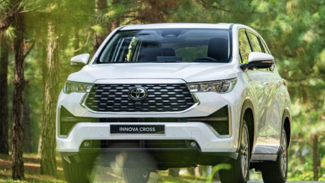 Toyota Innova Cross 2027 lộ nội thất mới: Màn hình ‘vượt chuẩn’, Xpander Cross ‘toát mồ hôi’