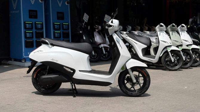 Đổi pin nhanh, chi phí nhẹ, VinFast Evo thành ‘nàng thơ’ của giới tài xế dịch vụ