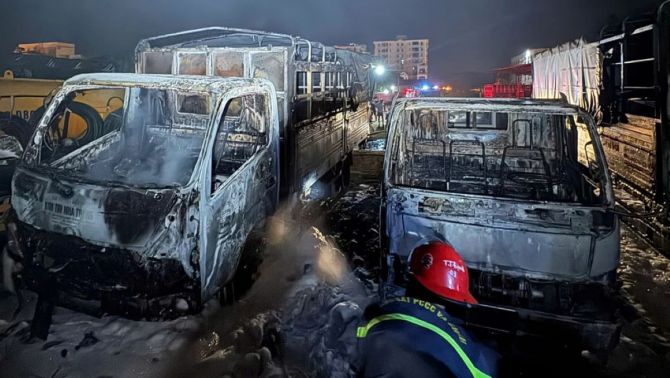 Hiện trường bãi đậu xe tại Nam Nha Trang bốc cháy ngùn ngụt, nhiều ô tô hư hỏng nặng