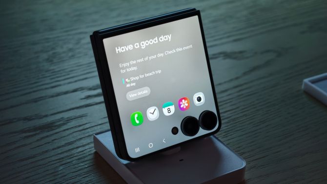 Trên tay Galaxy Z Flip8: Điện thoại gập mỏng nhẹ nhất lịch sử Samsung, màn phụ to tràn viền xịn hơn hẳn!