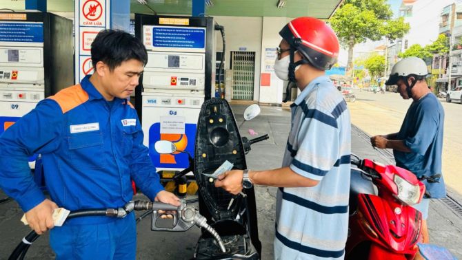 Giá xăng dầu hôm nay 27/7: Dầu diesel giảm 19.000 đồng/lít, xăng RON 92 và E10 rất gần đáy, giá lăn bánh VinFast VF 3
