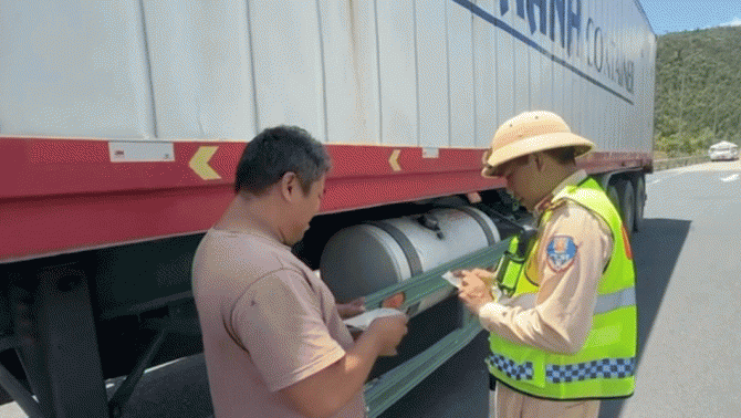 Cục CSGT phát hiện tài xế xe đầu kéo chạy quá 13 phút so với giờ cho phép: Tài xế và chủ xe nhận kết đắng