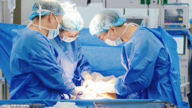 Ca phẫu thuật 'kép' cứu sản phụ mang khối u xơ tử cung lên tới 10 cm tại đảo Ngọc