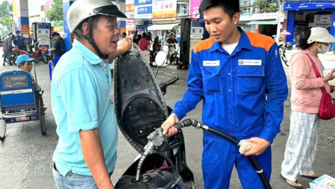 Giá xăng dầu trưa nay 28/7: Xăng E10 giảm gần 10.000 đồng/lít, RON 92 sắp về đáy cực rẻ, bảng giá đầy bình xe ga 110cc