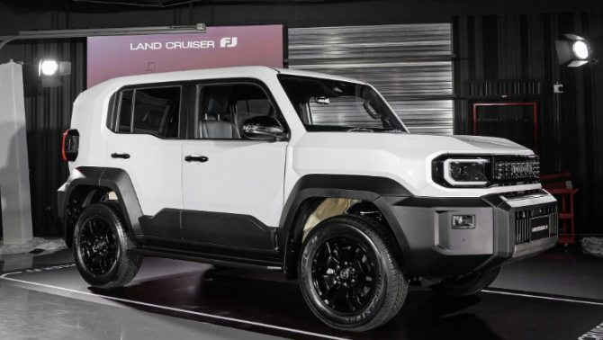 Toyota Land Cruiser FJ giá 1,198 tỷ đồng: Có đáng mua hơn Fortuner cho người mê off-road?