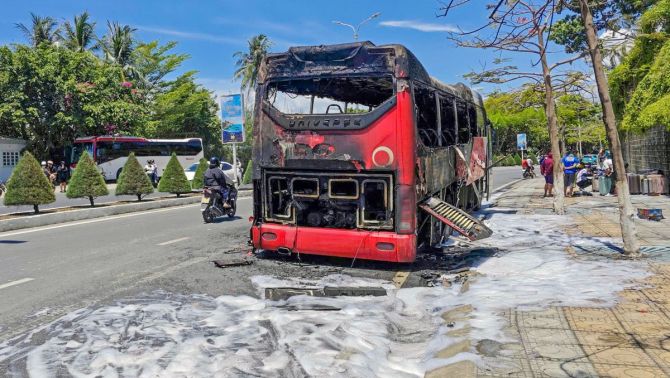 Hiện trường xe khách cháy trơ khung ở Khánh Hòa: Nhiều tiếng nổ phát ra trước khi lửa bùng lên