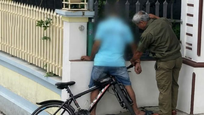 Nguyên nhân người đi xe đạp tử vong trong tư thế kẹt cổ ở hàng rào nhà dân, camera ghi lại toàn bộ diễn biến