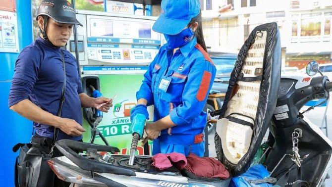 Giá xăng dầu hôm nay 1/8: Xăng E10 RON95 vẫn có cửa về 17.000 đồng, E5 RON92 sẽ rẻ hơn nữa? Giá đầy bình xe máy Yamaha