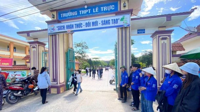 Quảng Trị: Con trai hiệu trưởng THPT Lê Trực được giáo viên làm hộ bài thi, đề nghị hủy kết quả thi  