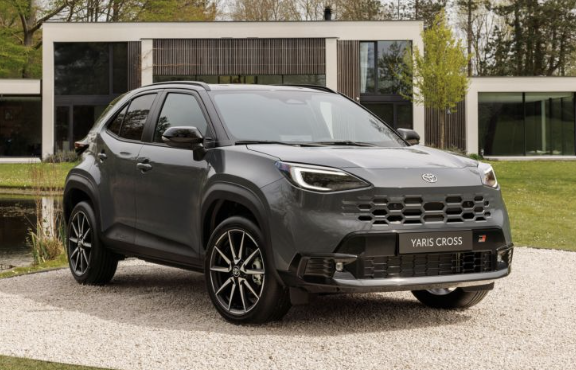 Toyota Yaris Cross dẫn đầu, Innova Cross bám đuổi ở cuộc đua doanh số toàn hãng tháng 7/2026