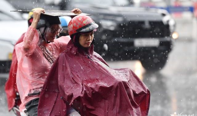 Dự báo thời tiết hôm nay 4/8: Mùa mưa bão dâng cao, nhiều tỉnh thành đối mặt giông lốc