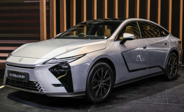 Lexus ES 2027 ra mắt: Sẵn sàng ‘đối đầu’ Volvo S90 và Audi A6 với bản thuần điện mới