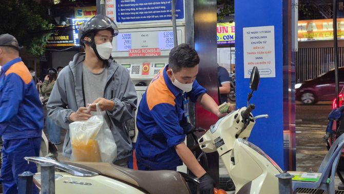 Giá xăng dầu hôm nay 11/8: Xăng RON E10 và RON 92 ‘rộng đường’ xuống 17.000 đồng/lít, giá đầy bình xe côn tay 150-155cc
