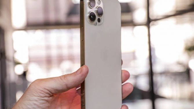 Giá iPhone 12 Pro Max tháng 8: Xuống giá thủng đáy, rẻ như máy cỏ, không quá thua iPhone 17 Pro Max