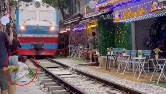 Thông tin bất ngờ về cô gái ngồi sát đường ray quay clip, bị tàu hỏa hất văng điện thoại tại Hà Nội
