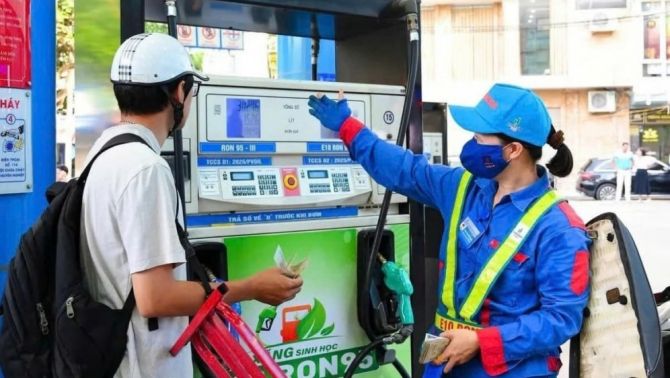 Giá xăng dầu hôm nay 14/8: Xăng E10 giảm ‘mất phanh’, RON 92 về gần mốc 19.000 đồng/lít, bảng giá đầy bình xe ga 125cc