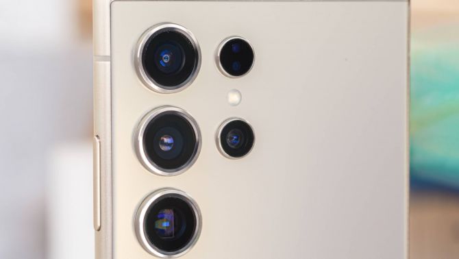 Galaxy S24 Ultra giảm cháy sàn, vua màn lớn, camera zoom quang xịn sò ăn đứt iPhone 17 Pro Max