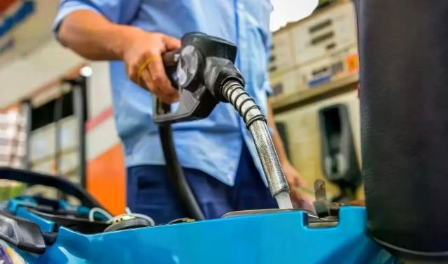 Giá xăng dầu hôm nay chiều 16/8: Bảng giá MIPEC mới nhất, xăng E5 rẻ bèo, xăng E10 bao nhiêu một lít?