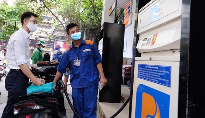Giá xăng dầu chiều nay 17/8: Dầu diesel giảm liên tục, xăng RON 92 và E10 cách đáy 2.100 đồng, giá lăn bánh VinFast VF 8