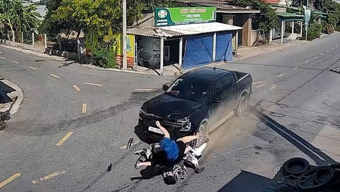 Hiện trường ô tô bán tải tông văng xe máy tại ngã tư Nghệ An, 2 người phụ nữ bị hất văng hiện ra sao?