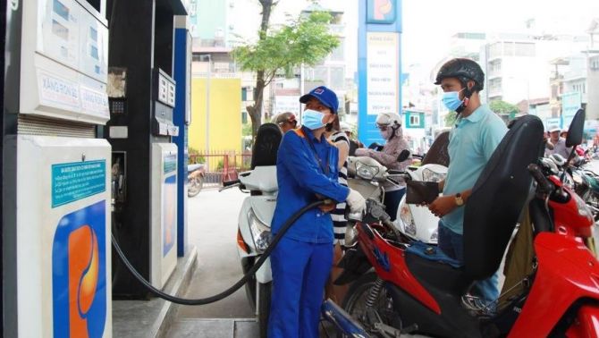 Giá xăng dầu chiều nay 20/8: Xăng E5 RON 92 và E10 RON 95 đồng loạt tăng mạnh, bảng giá đầy bình xe ga 150-160cc