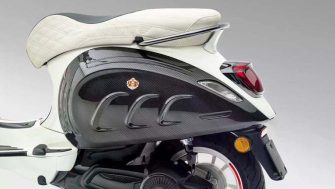 Mansory Vespa Monaco Edition - phiên bản Vespa Elettrica khoác áo carbon, giới hạn chỉ 99 chiếc