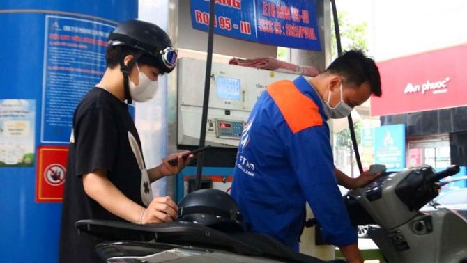 Giá xăng dầu hôm nay 22/8: Dầu diesel ‘rẻ bèo’, xăng RON 92 và E10 chỉ cách đáy 2.600 đồng, giá lăn bánh VinFast VF 5