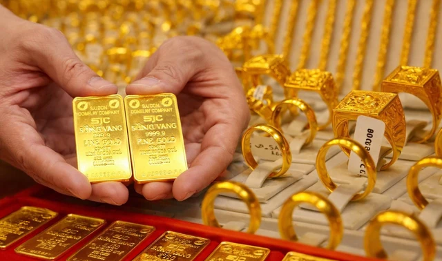 Giá vàng Việt Nam lần đầu thấp hơn thế giới: Chuyện gì đang xảy ra?