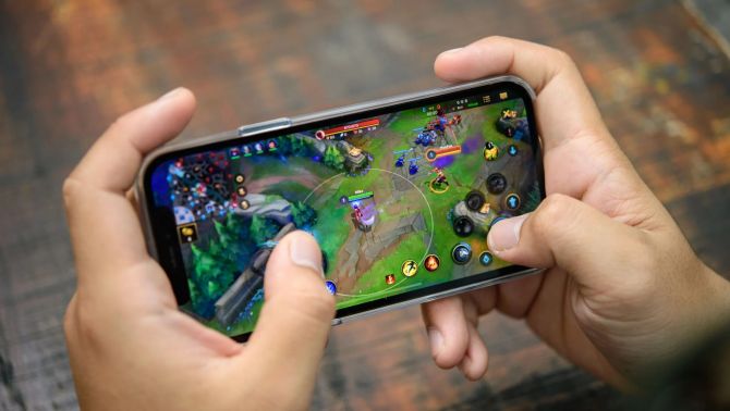 Đánh giá khả năng chơi game trên iPhone X trong năm 2026: Liên Quân, Free Fire vẫn chơi tốt, có cân được các game nặng?