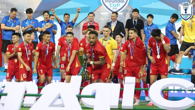 ĐT Việt Nam xuất sắc vô địch AFF Cup 2026 đầy nghẹt thởi, cổ động viên 'đi bão' ăn mừng