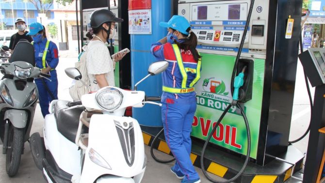Giá xăng dầu chiều 28/8: Xăng E10 về gần 19.000 đồng/lít, RON 92 giảm cách đáy 2.600 đồng, giá đầy bình xe côn tay 150cc