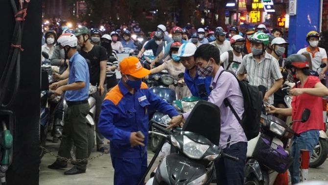 Giá xăng dầu tối nay 30/8: Xăng E10 giảm thấp hơn đỉnh 8.817 đồng, RON 92 sắp về đáy mới rất rẻ, giá đầy bình ô tô Honda
