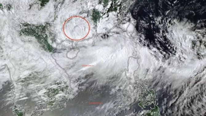 Tin bão mới nhất: Vùng áp thấp từ bão Saudel có thể trở lại thành bão số 5, miền Trung hứng mưa lớn