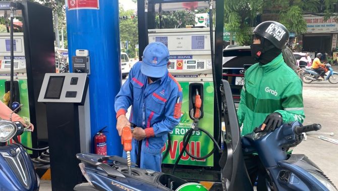 Giá xăng dầu hôm nay 2/9: E10 RON95 ngày mai giảm 'thủng đáy', E5RON92 đã rất gần 17.000 đồng, giá đầy bình xe máy Honda