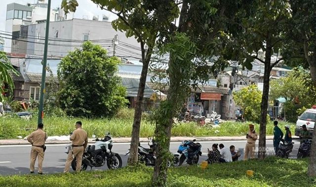 Hiện trường người đàn ông tử vong sau va chạm với tàu hỏa ở TP.HCM