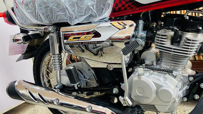 Honda chính thức ra mắt ‘huyền thoại côn tay’ 125cc mới giá 27 triệu đồng: Rẻ và lạ mắt hơn Winner R