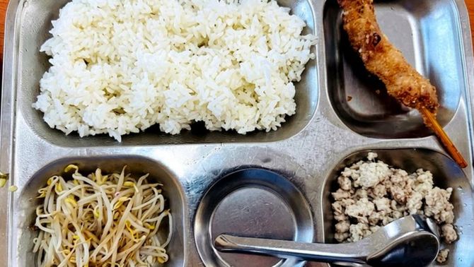 Diễn biến mới vụ suất ăn bán trú 40.000 đồng của trường tiểu học ở Hà Nội đạm bạc, học sinh chờ đến 12h mới được ăn
