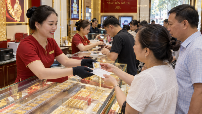 Giá vàng hôm nay 9/9 lao dốc: Chênh lệch lớn giữa các thương hiệu? Vàng trong nước sắp điều chỉnh tiếp