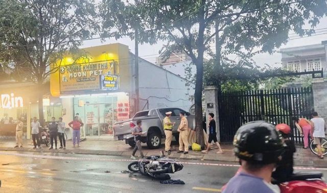 Camera ghi lại cảnh xe ô tô tông liên hoàn, chèn ngang người khiến một tài xế chạy grab tử vong