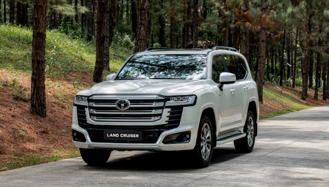 Toyota Land Cruiser 300 HEV ra mắt: ‘Quái thú’ với 457 mã lực, tiết kiệm xăng hơn bản thường