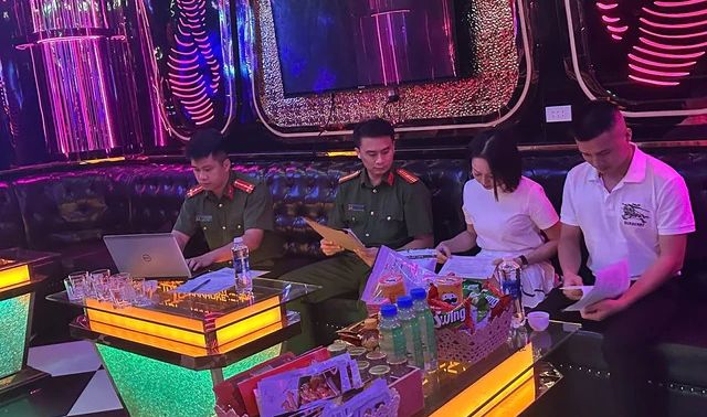 Xôn xao vụ việc nhóm nam nữ không mặc đủ quần áo nhảy múa trong quán karaoke
