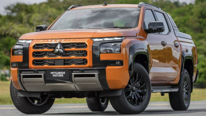 Mitsubishi Triton ‘hất cẳng’ Ford Ranger khỏi ngôi vương bán tải, Toyota Hilux bám đuổi quyết liệt