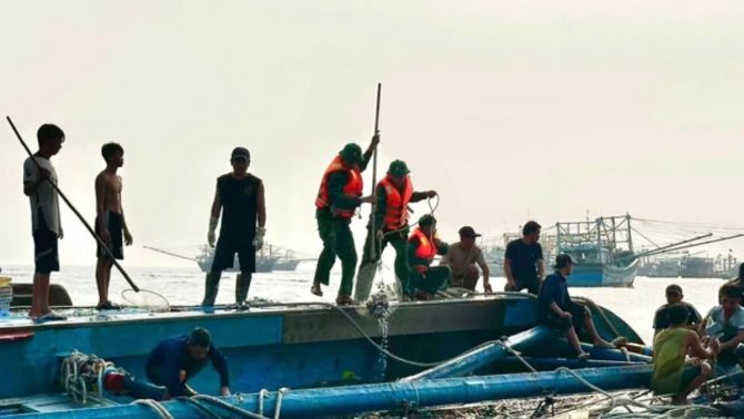 Tàu cá chở 10 người lật ngang ngoài biển Phú Quý: 1 thuyền viên 35 tuổi mất tích đang được tìm kiếm