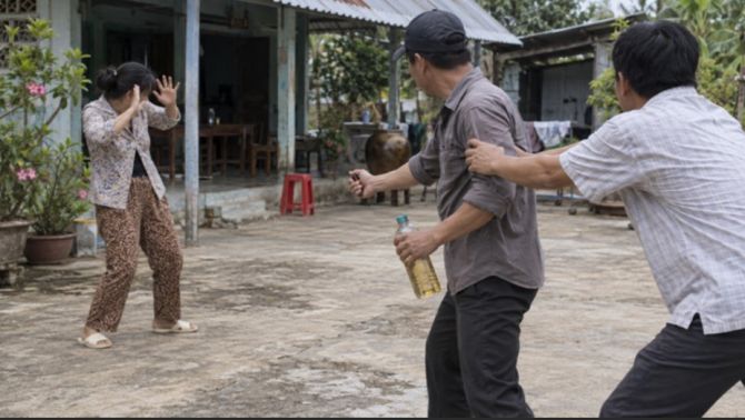 Diễn biến nóng vụ gã đàn ông dùng xăng đốt vợ cũ vì ghen tuông, gia đình ngăn cản bất thành