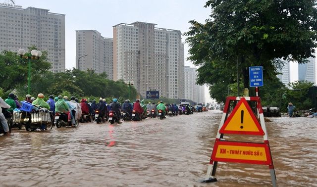 Hà Nội tiếp tục mưa lớn trưa 17/9, cảnh báo dông lốc và ngập úng
