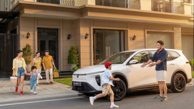 Gia đình 3 thế hệ chọn VinFast VF MPV 7 vì ngồi ở hàng ghế nào cũng êm ái