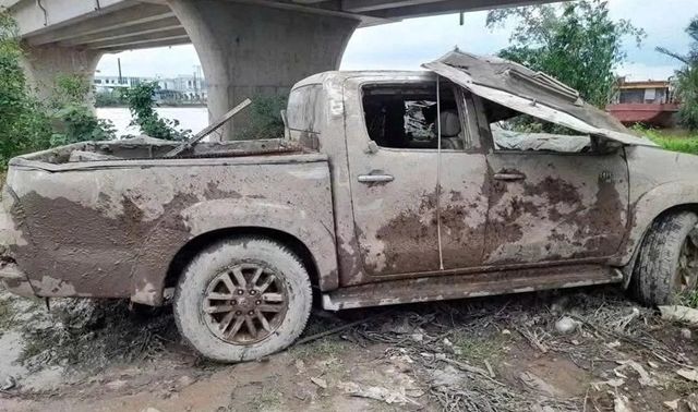 Người dân kéo lưới bất ngờ phát hiện bộ xương người kèm giấy tờ trong chiếc xe bán tải dưới lòng kênh